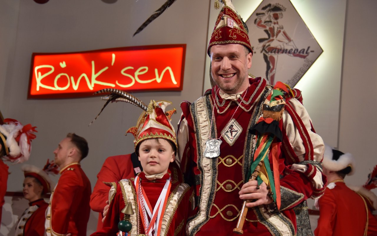 Das Rönkser Narrenvolk feiert am Großsonntag seinen Prinzen Fabian Hüttemann. Am Samstag übernahm Nick Krabbe die Regentschaft über den Narrennachwuchs. von Nicole Voss