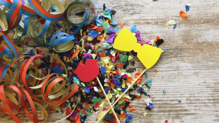 Karneval, Rosenmontag, Kostüm, Luftschlangen, Konfetti, Symbolfotos, bunt,
