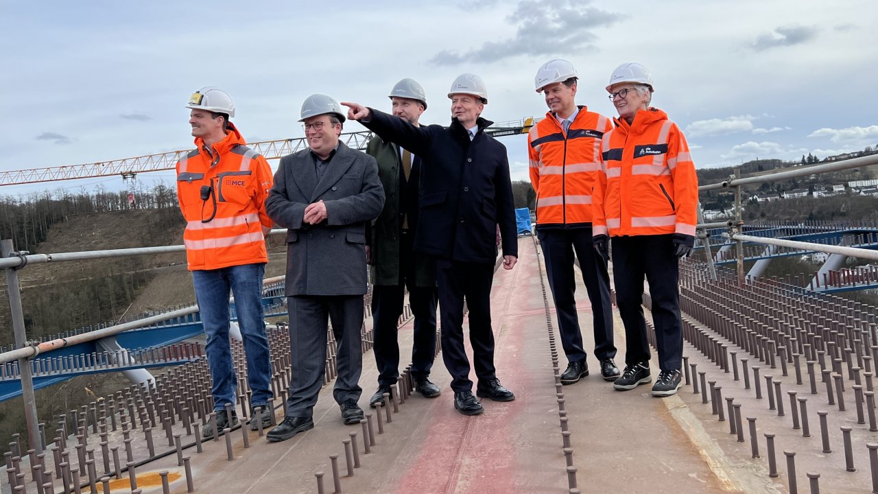 Auf dem neuen Stahlüberbau (v.l.): Peter Wiesner (MCE Bauleiter Stahlbau), Oliver Krischer (NRW-Verkehrsminister), Sebastian Wagemeyer (Bürgermeister Lüdenscheid), Bundesverkehrsminister Dr. Volker Wissing, Dr. Michael Güntner (Geschäftsführer Autobahn GmbH) und Elfriede Sauerwein-Braksiek (Direktorin Niederlassung Westfalen Autobahn GmbH). von Autobahn GmbH