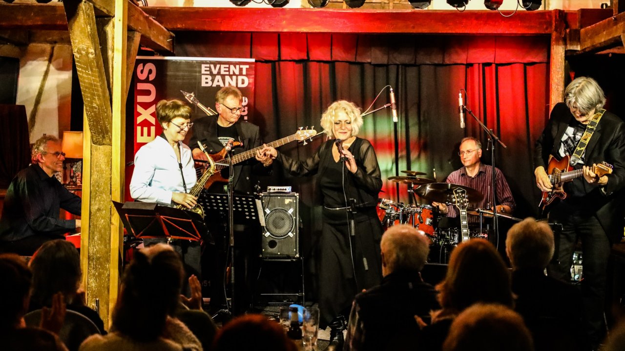 Solar Plexus tritt im Schrabbenhof auf. von privat