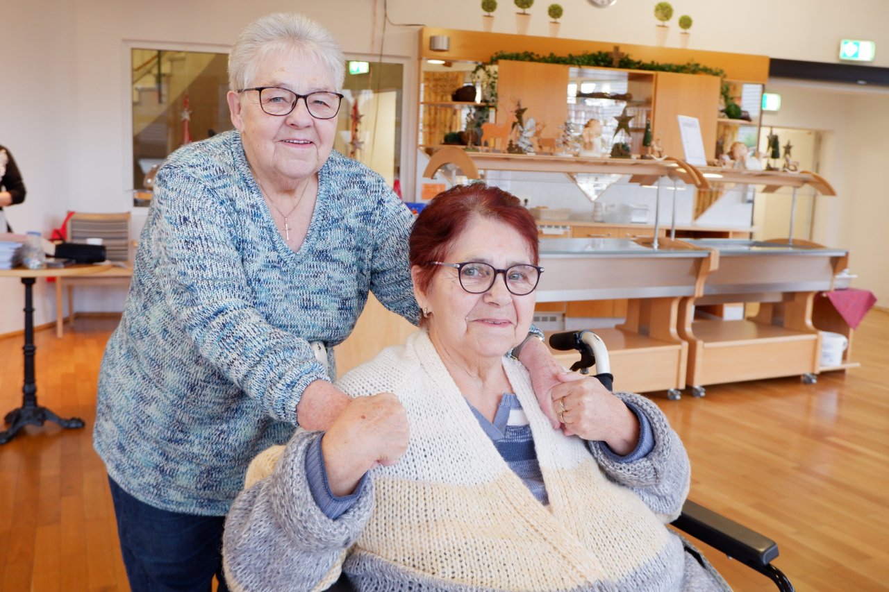 Roswitha Kiesow (hinten) mit ihrer Schwester Helga Friebel. von Caritas-Zentrum Finnentrop