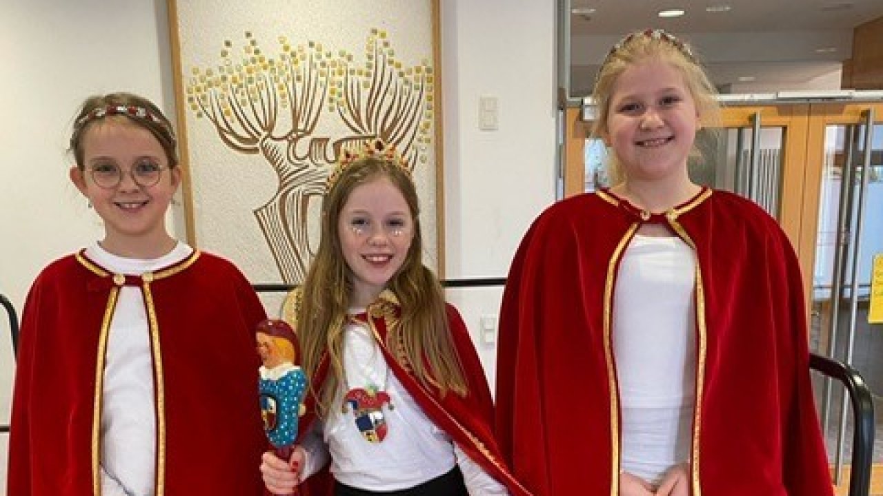Die neue Kinderprinzessin Marlene I. (Mitte) mit ihren Paginnen Paginnen Lea Hüster und Ida Breitenbach. von privat