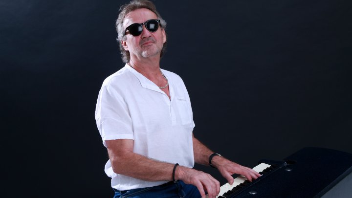 Joe Baker fröhnt dem Rock'n'Roll, und zwar mit Titeln wie „See you later alligator“, „Rock...