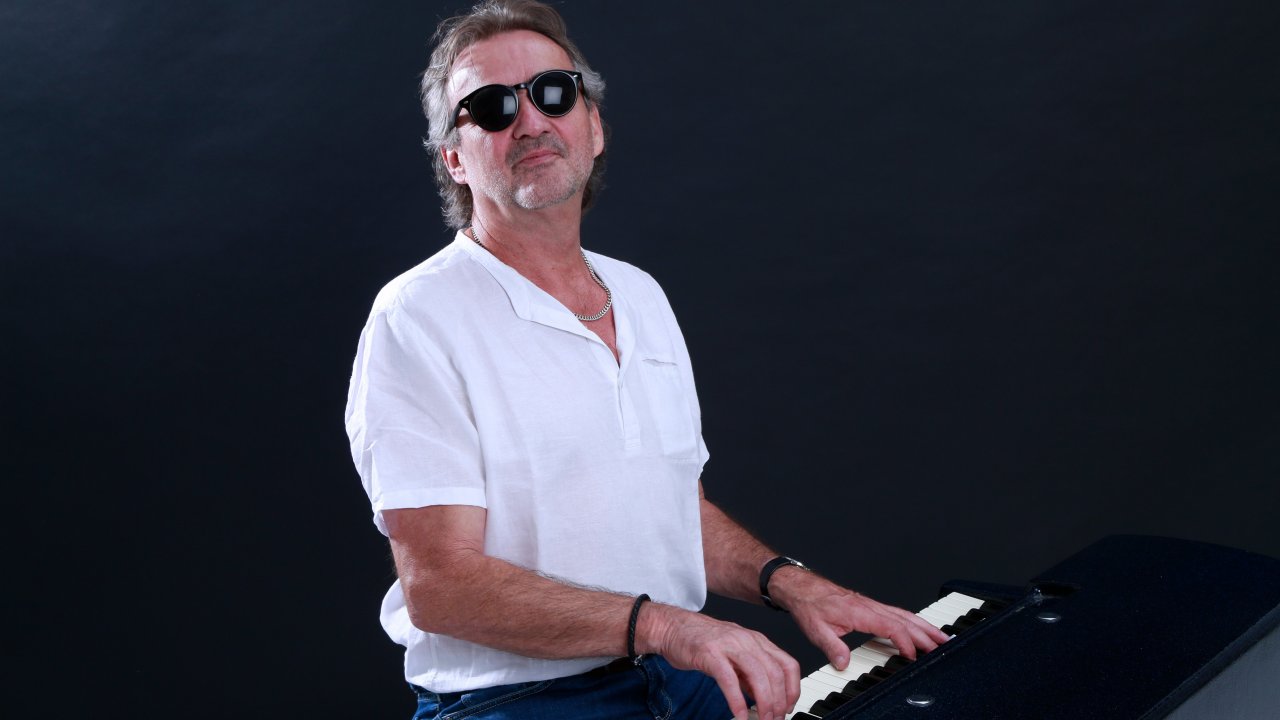 Joe Baker fröhnt dem Rock'n'Roll, und zwar mit Titeln wie „See you later alligator“, „Rock around the clock“ und „Roll over Beethoven“. von privat