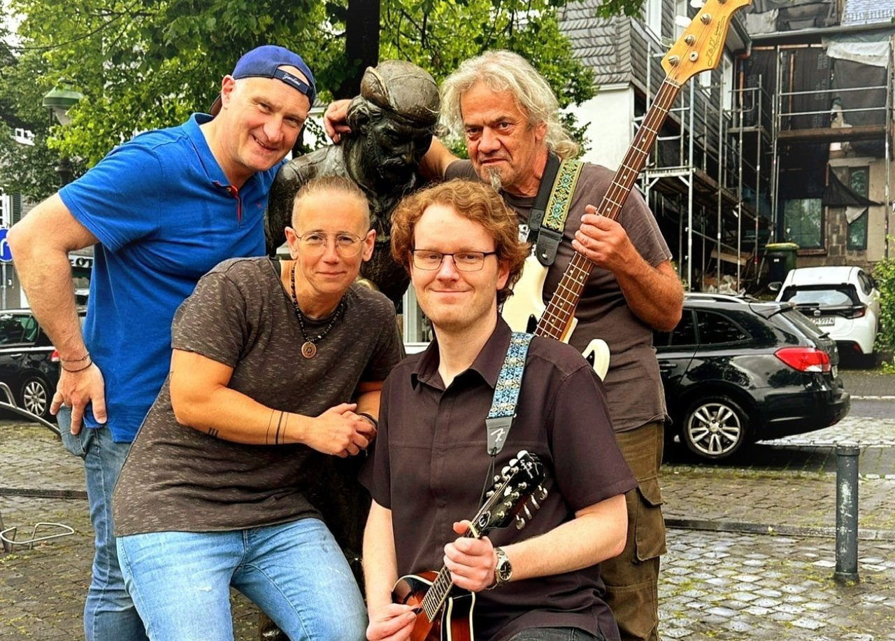Die Band „Sahras Ritt durch den Schwarzwald“ mit Steffi Schürholz (Gesang), Joachim Struwe (Bass) , Jack Hones, (Mandoline, Geige Mundharmonika) und Jochen Kathol (Schlagzeug). von privat