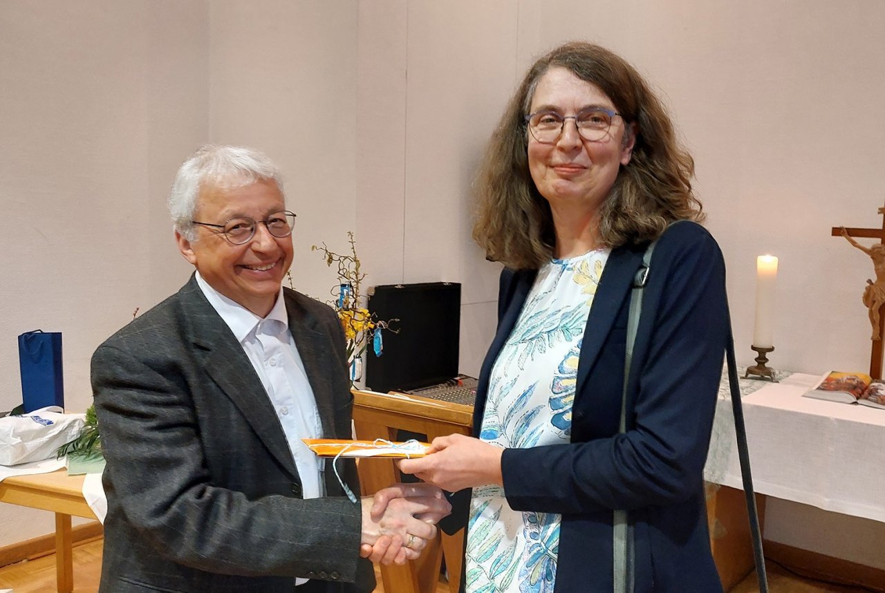 Claudia Wollny, Mitglied des Presbyteriums von Attendorn-Lennestadt und Vorsitzende im Bezirksausschuss Lennestadt-Kirchhundem, überreichte dem überraschten Dr. Ettemeyer einen Hotelgutschein für eine Reise nach Sasbachwalden. von EKKLP
