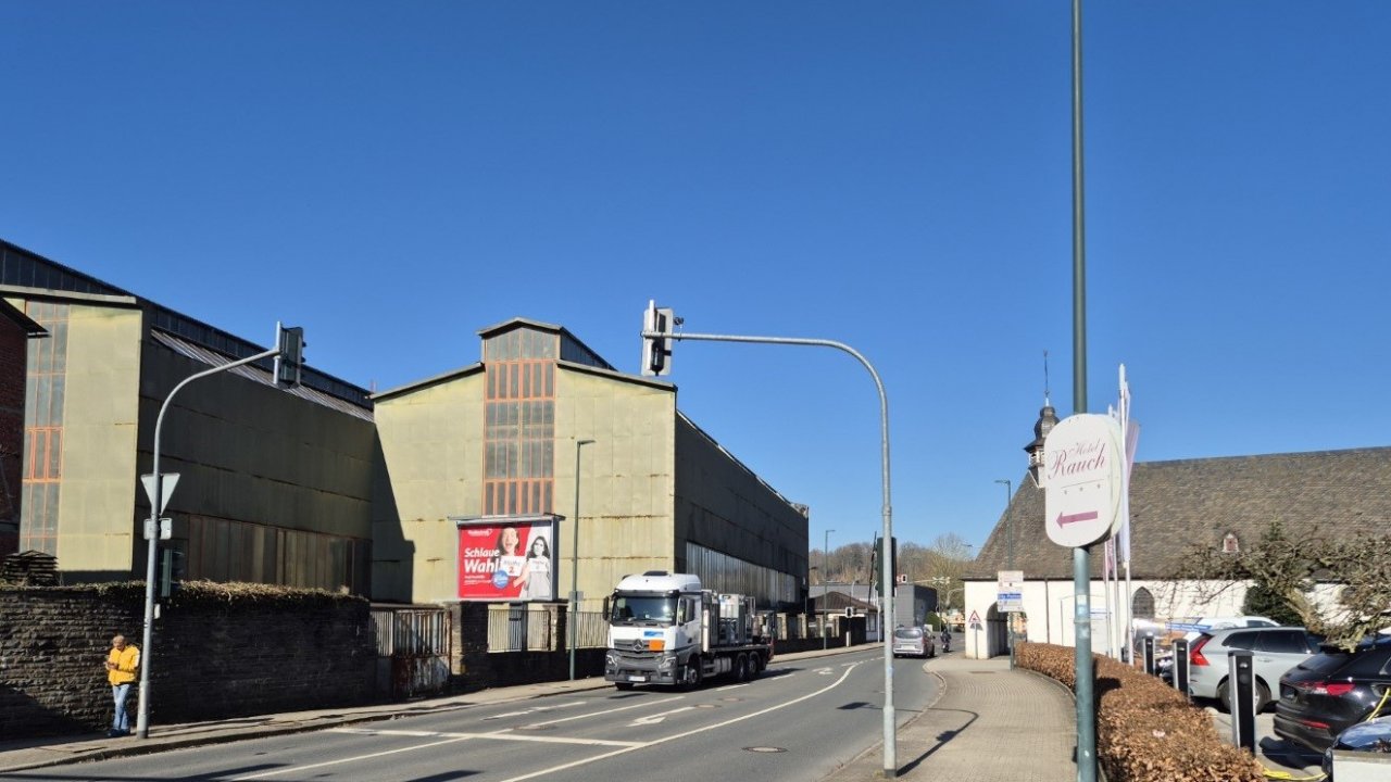 In Attendorn kommt es im Bereich Am Wassertor zwischen den Hoesch Hallen und dem LEWA-Verwaltungsgebäude ab Mittwoch, 19. März, zu Verkehrsbehinderungen. von Hansestadt Attendorn