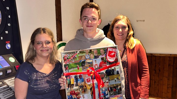 Ben Tröster mit der zweiten Vorsitzenden Jennifer Flick (l.) und der zweiten Geschäftsführerin...