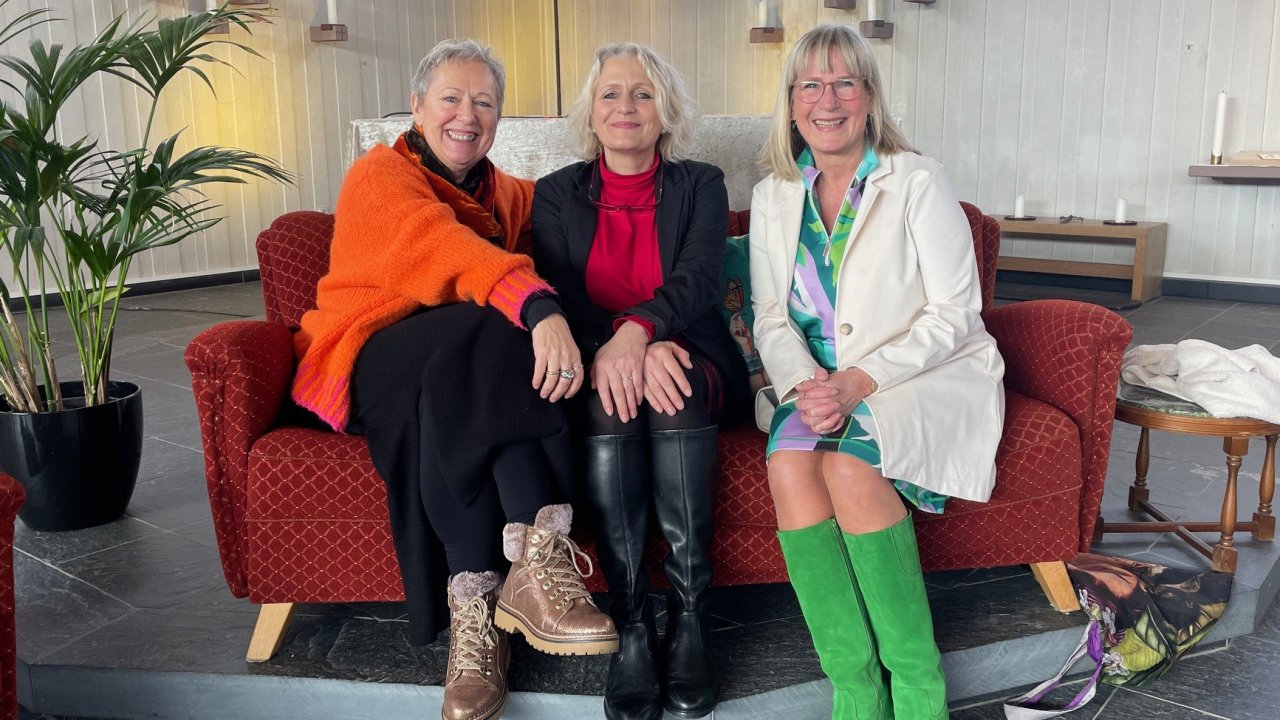 Auf dem Glückssofa in der Kulturkirche: (v.l.) Lioba Albus, Ulrike Wesely und Beate Schmies. von privat