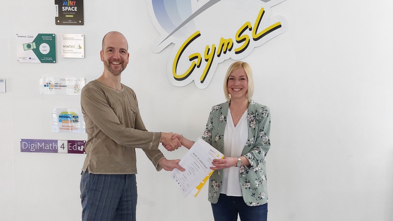 Sebastian Heim und die neue MINT-Koordinatorin Julia Borgard (r.) freuen sich über die erfolgreiche Wiederzertifizierung des GymSL. von privat