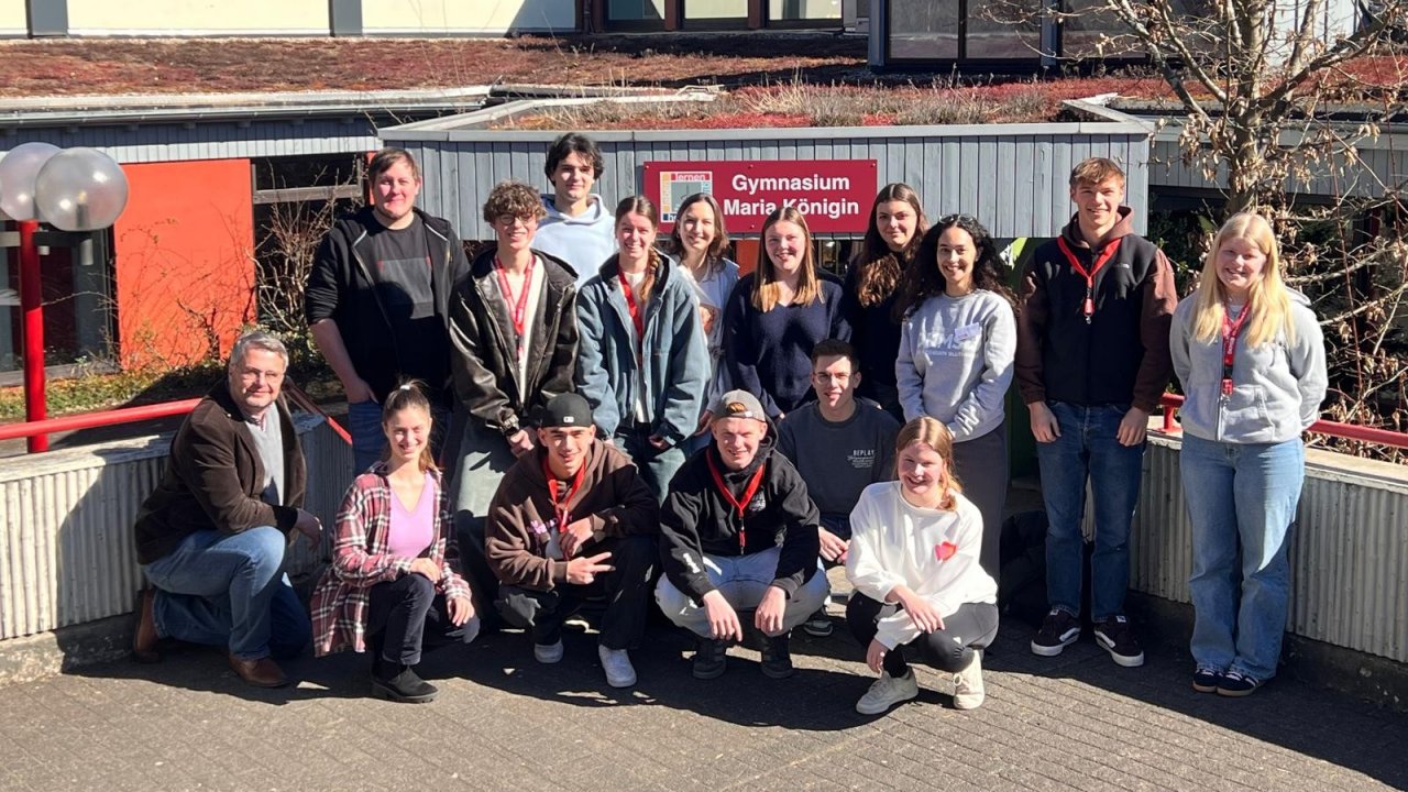 Die SV des Gymnasiums Maria Königin organisierte den DKMS-Aktionstag, den Schulleiter Fabian Borys (vorne links) unterstützte. von privat