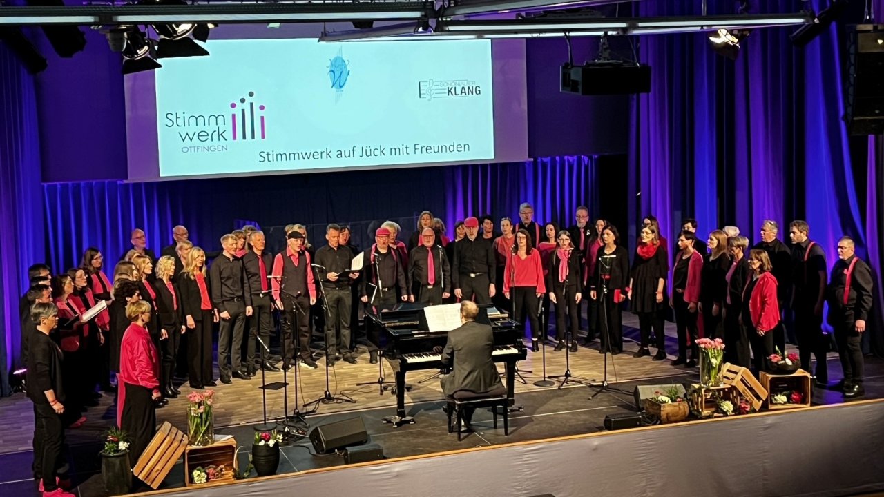 Bei „Stimmwerk auf Jück mit Freunden“ sorgten die Chöre „Stimmwerk“, der MGV Wenden und der Junge Chor „Schön(au)er Klang“ für ein begeistertes Publikum. von privat