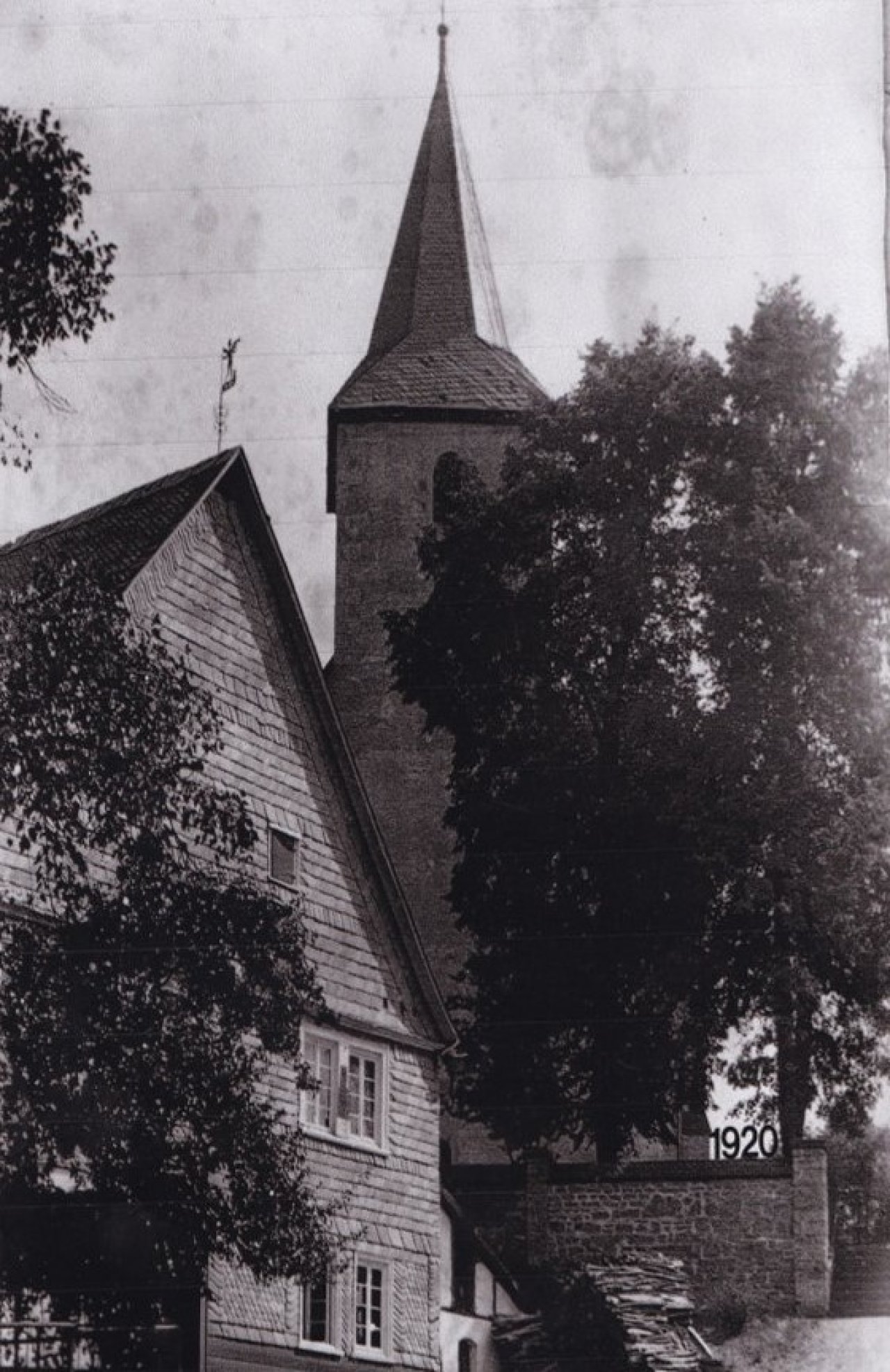 Ein historisches Foto der Elsper Gellestadt mit dem alten Kirchturm. von privat