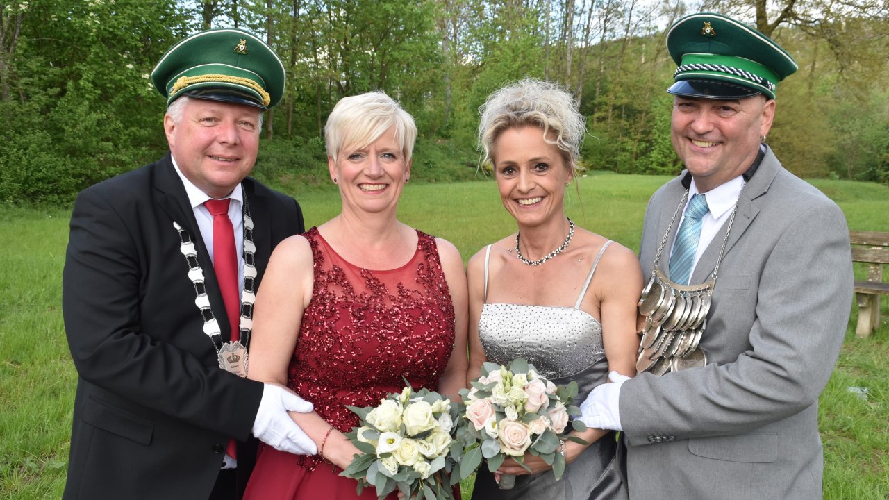 Die Majestäten des Schützenvereins Elben: das Königspaar Sascha und Cora Blum (r.) und das Kaiserpaar Klaus und Karin Reichling. von Nicole Voss