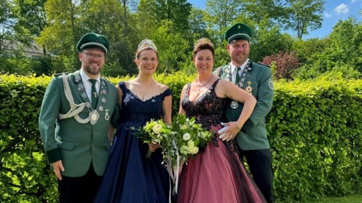 Königspaar Philipp und Jaqueline Hardenacke und Kaiserpaar Isabell und Julian Feldmann.
