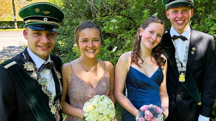 Das Schützenkönigspaar Lena Cramer und Nico Wurm und das Jungschützenkönigspaar Mia Vollmerhaus...