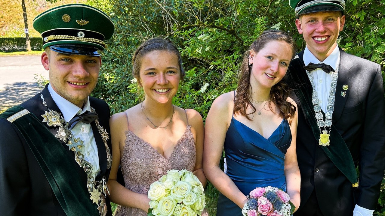 Das Schützenkönigspaar Lena Cramer und Nico Wurm und das Jungschützenkönigspaar Mia Vollmerhaus und Robin Schmidt 2024 der St. Jakobus Schützengesellschaft Lichtringhausen. von privat
