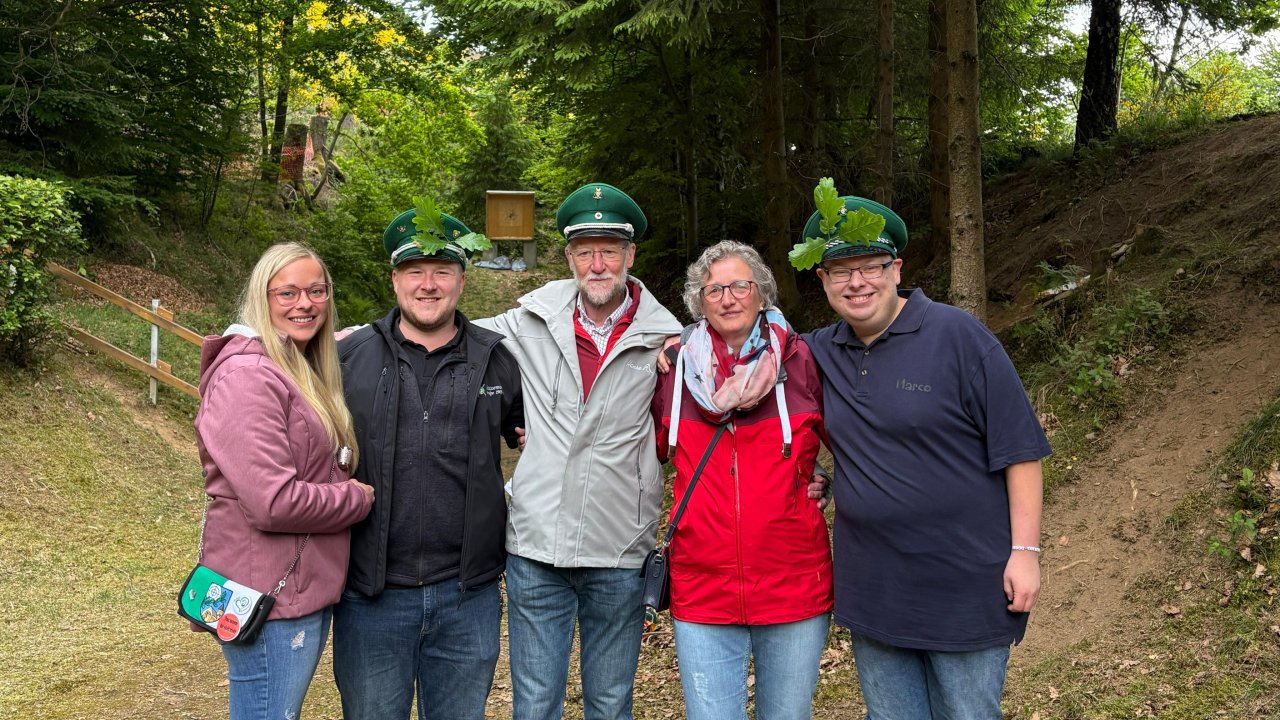 Benolpe feiert seine neuen Majestäten: Königspaar Jonas Rinscheid und Theresa Gaertner (l.), Kaiserpaar Martin und Maria Müller (M.) sowie Jungschützenkönig Marco Weidebach (r.). von Teresa Spies