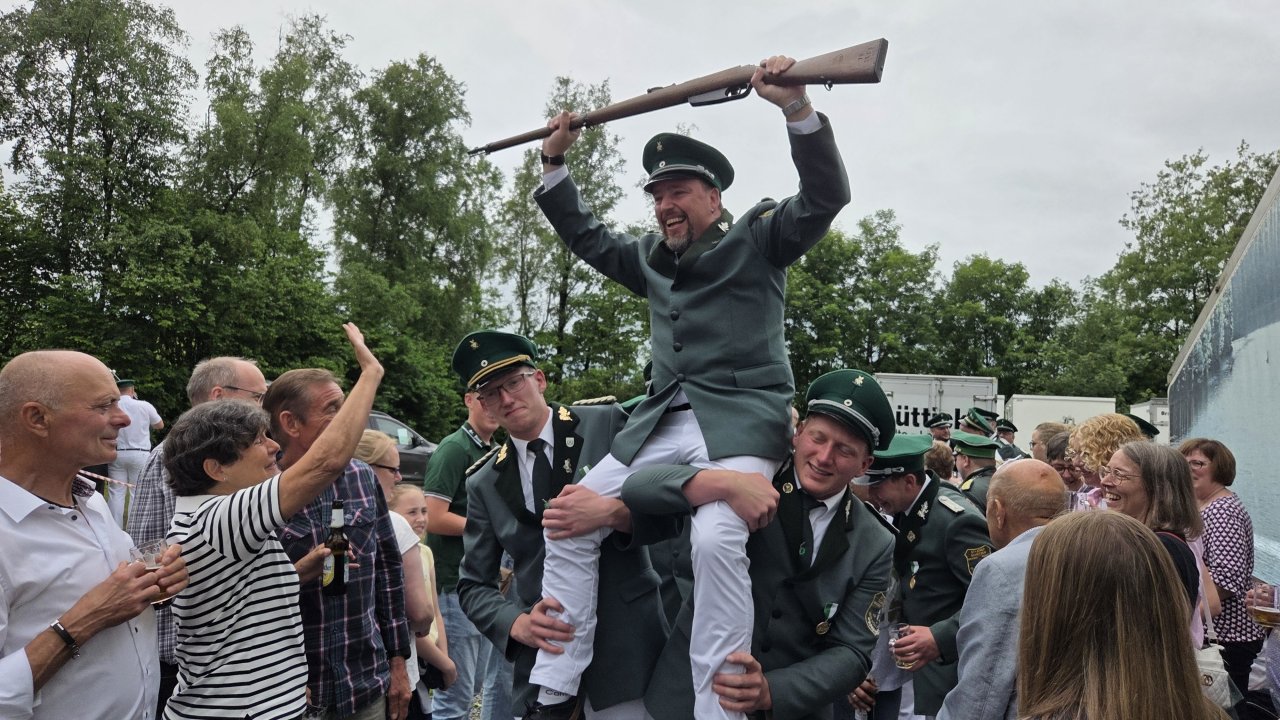 Turbo-Schießen in Berlinghausen: Nach nur 15 Minuten schoss sich Andreas Giebeler mit dem 34. Schuss zum neuen König der St.-Josef-Schützenbruderschaft. von Wolfgang Schneider