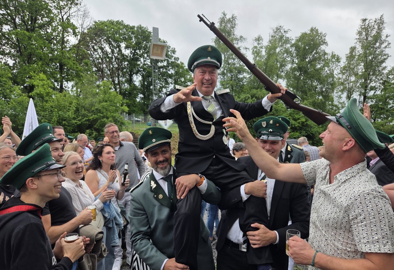 Sichtlich gerührt nahm der neue Kaiser Dieter Nebeling die zahlreichen Glückwünsche der Berlinghauser entgegen. von Wolfgang Schneider