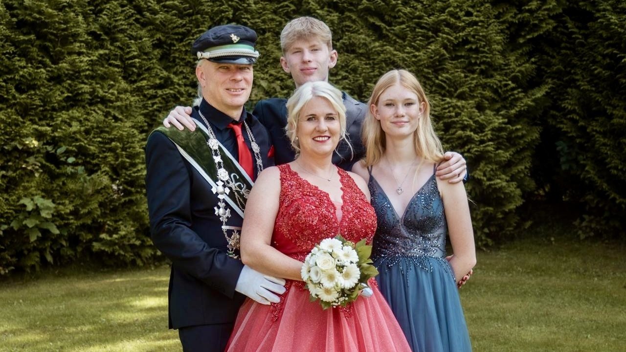 Freuen sich auf ein Schützenfest der Extraklasse zum 90. Geburtstag des Schützenvereins St. Quirinus Oberelspe: Königspaar Sebastian und Miriam Linn mit seinen Kindern Elias und Mia. von privat