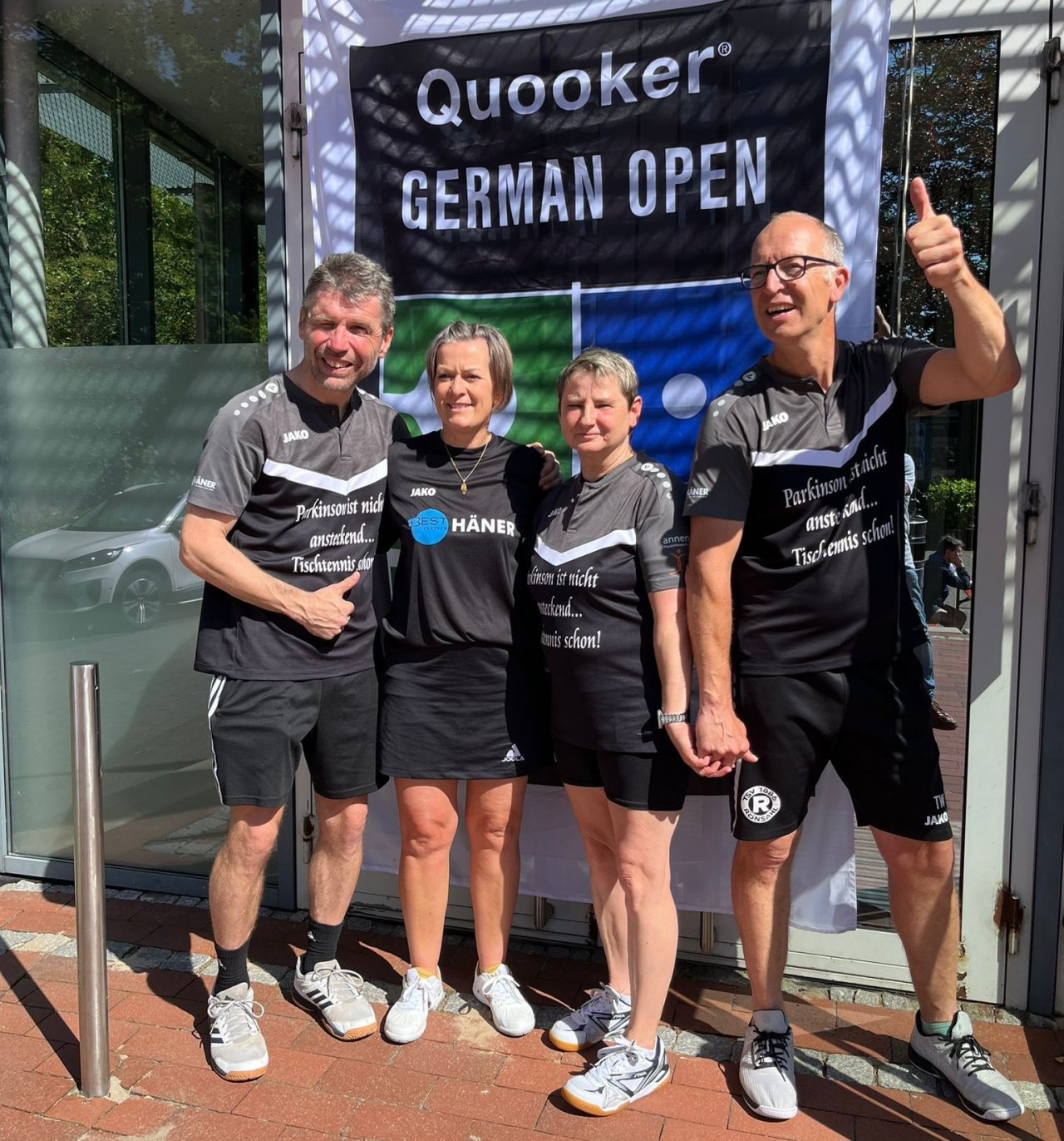 Andreas Koch wirkt mit Tischtennis den Symptomen seiner Parkinson-Krankheit entgegen – und feiert große sportliche Erfolge. Andreas Koch, Andrea Müllner, Anett Otto und Thorsten Wottrich (v.l.) bei der German Open. von privat