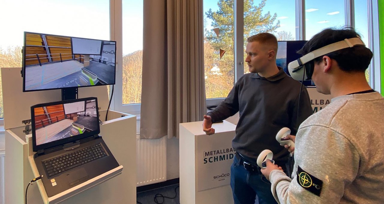 Handwerk – das ist modern und digital. Beeindruckt zeigten sich die Schülerinnen und Schüler angesichts des Einsatzes von Virtual Reality. von Handwerkskammer Südwestfalen