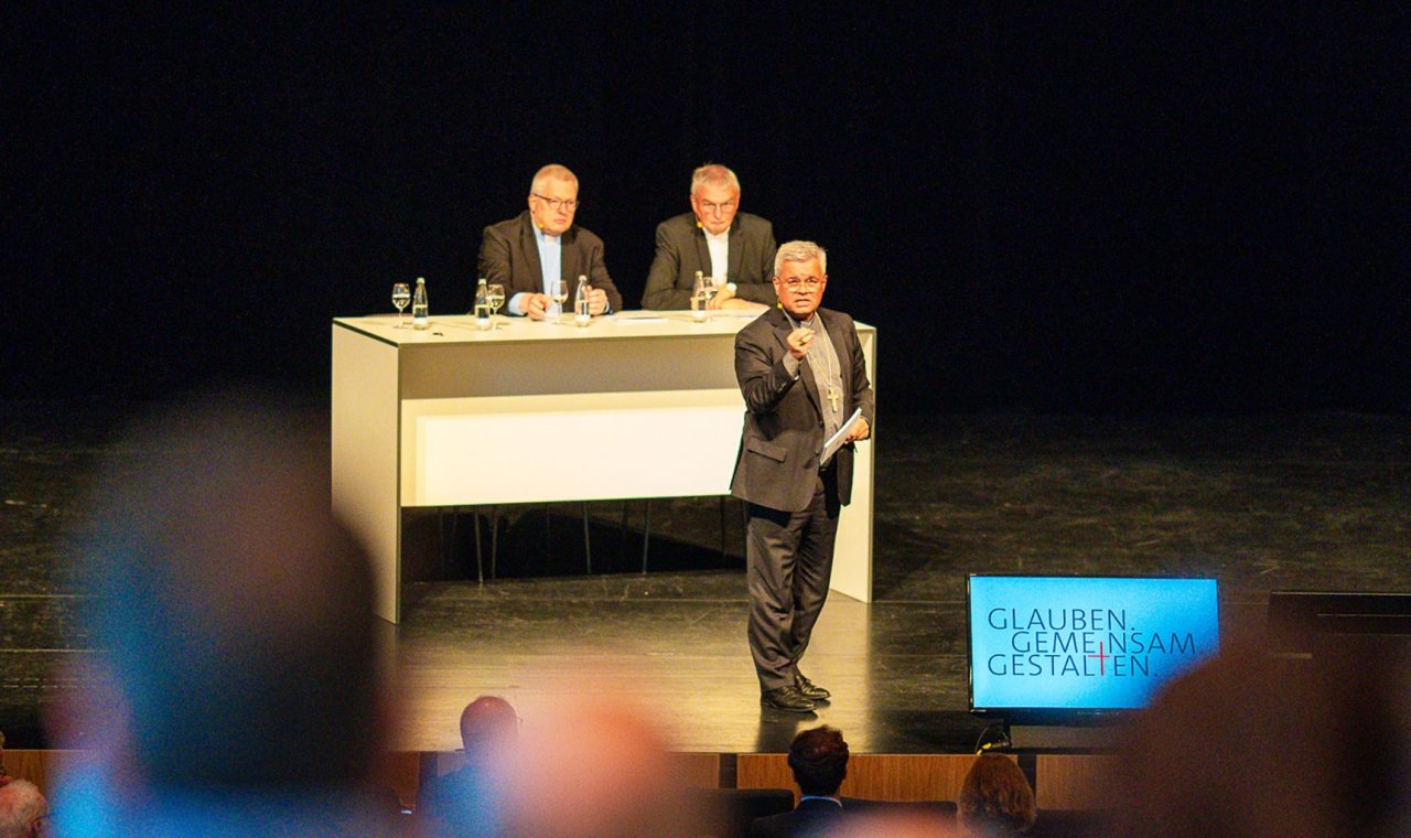Glauben.Gemeinsam.Gestalten. – Erzbischof Dr. Udo Markus Bentz und seine beiden Generalvikare Dr. Michael Bredeck und Thomas Dornseifer stellten bei einer Infoversammlung für die Mitarbeitenden in der Paderborner PaderHalle die geplante Neuausrichtung vor. von Isabella Maria Struck / Erzbistum Paderborn