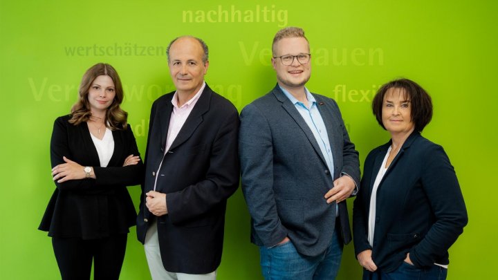 Marvin Schädler (3. v. l.) und sein Team freuen sich auf die gemeinsame berufliche Zukunft.