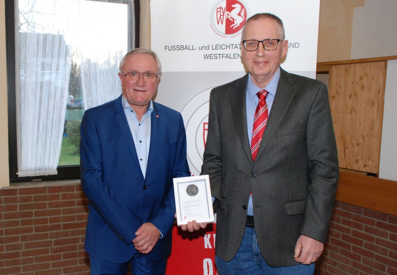 Aus den Händen von Joachim Schlüter erhielt Thomas Will (r.) die Ehrennadel. von Hartmut Poggel