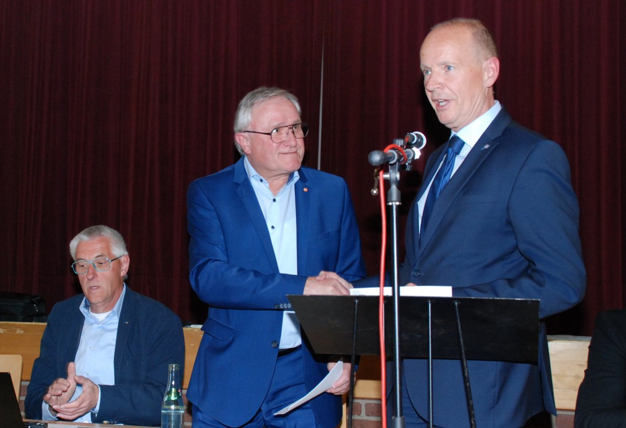 Landrat Theo Melcher (r.) sicherte die weitere Unterstützung des Sports durch den Kreis zu. von Hartmut Poggel