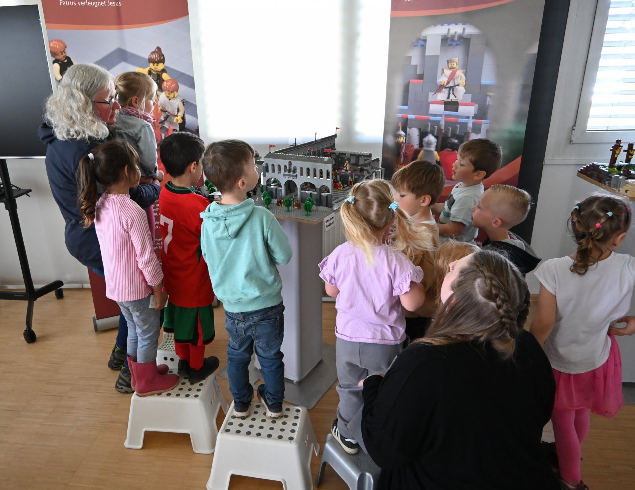 Die Kinder des Martin-Luther-Kindergartens kletterten am Dienstag, 15. April, auf die Hocker, um die Szenen besser sehen zu können. von Jana Becker