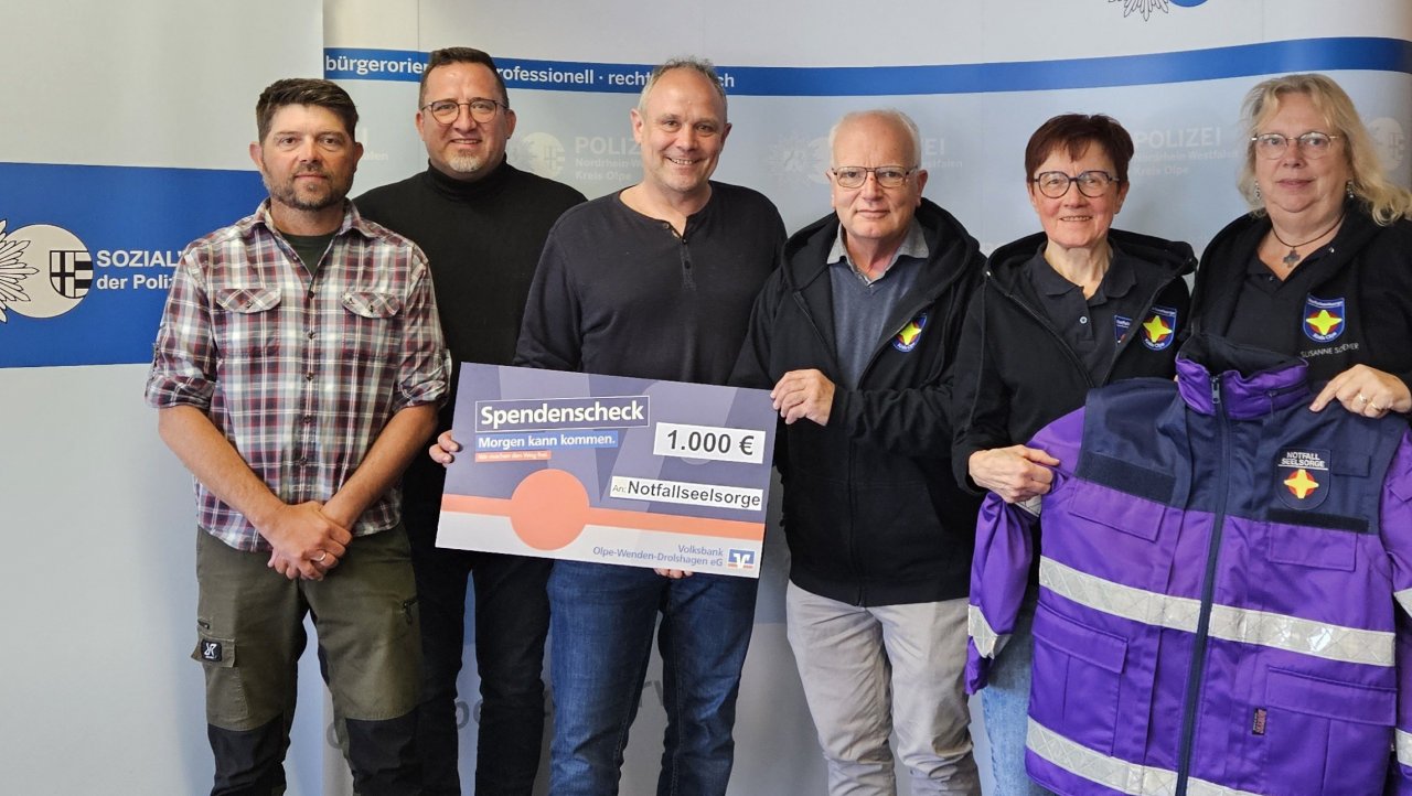 V.l.: Rüdiger Scheppe, Michael Friedrichs, Thorsten Scheen (alle drei Sozialwerk der Polizei), Pastor Ludger Wollweber, Regina Bongers und Susanne Soemer (alle drei Notfallseelsorge des Kreises Olpe). von Lena Hoof