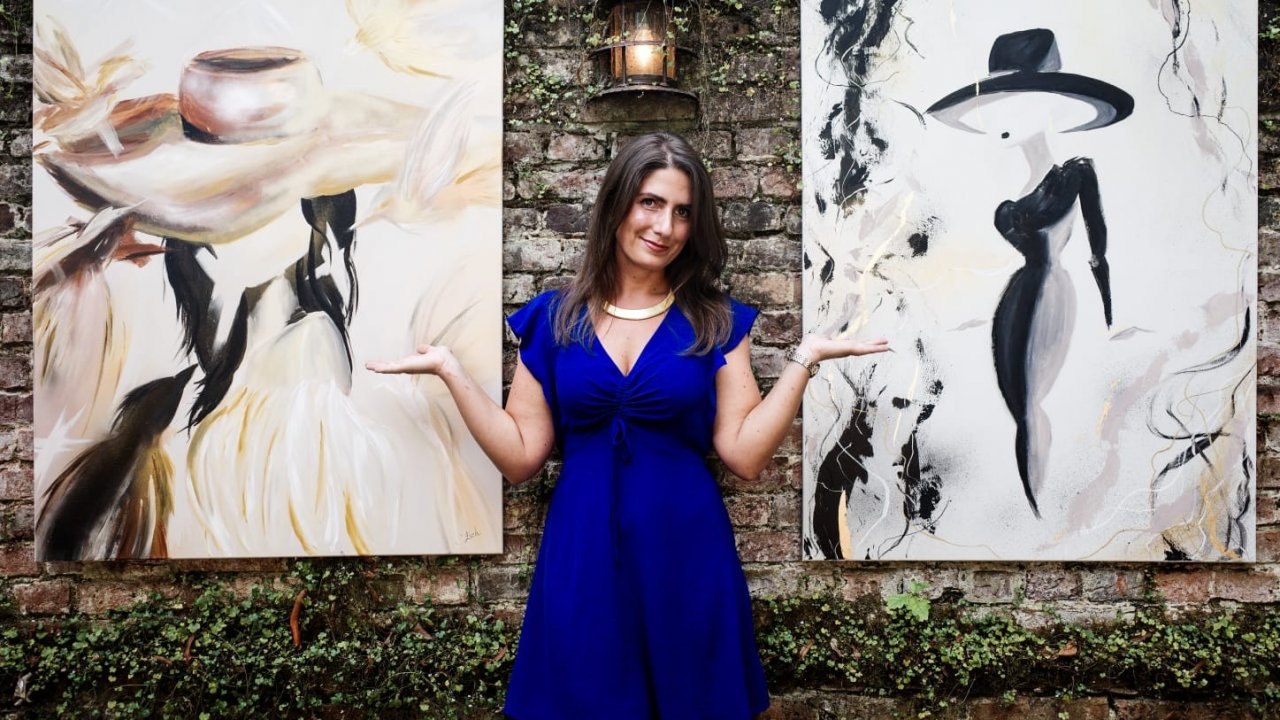 Künstlerin Carina Eich mit zwei Exponaten auf einer Kunstausstellung im Münsterland. von privat