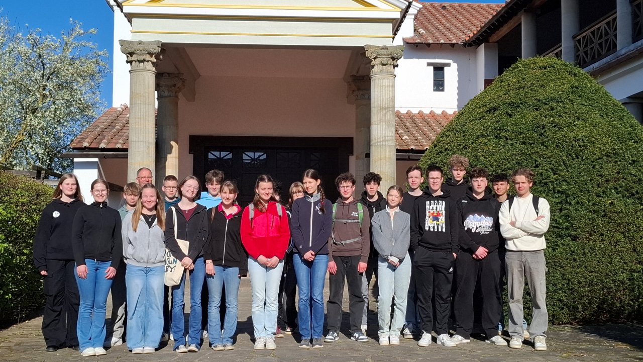 Die Lateinkurse der Jahrgangsstufen neun und zehn des St.-Ursula-Gymnasiums haben den Archäologischen Park in Xanten besucht. von Doris Kennemann