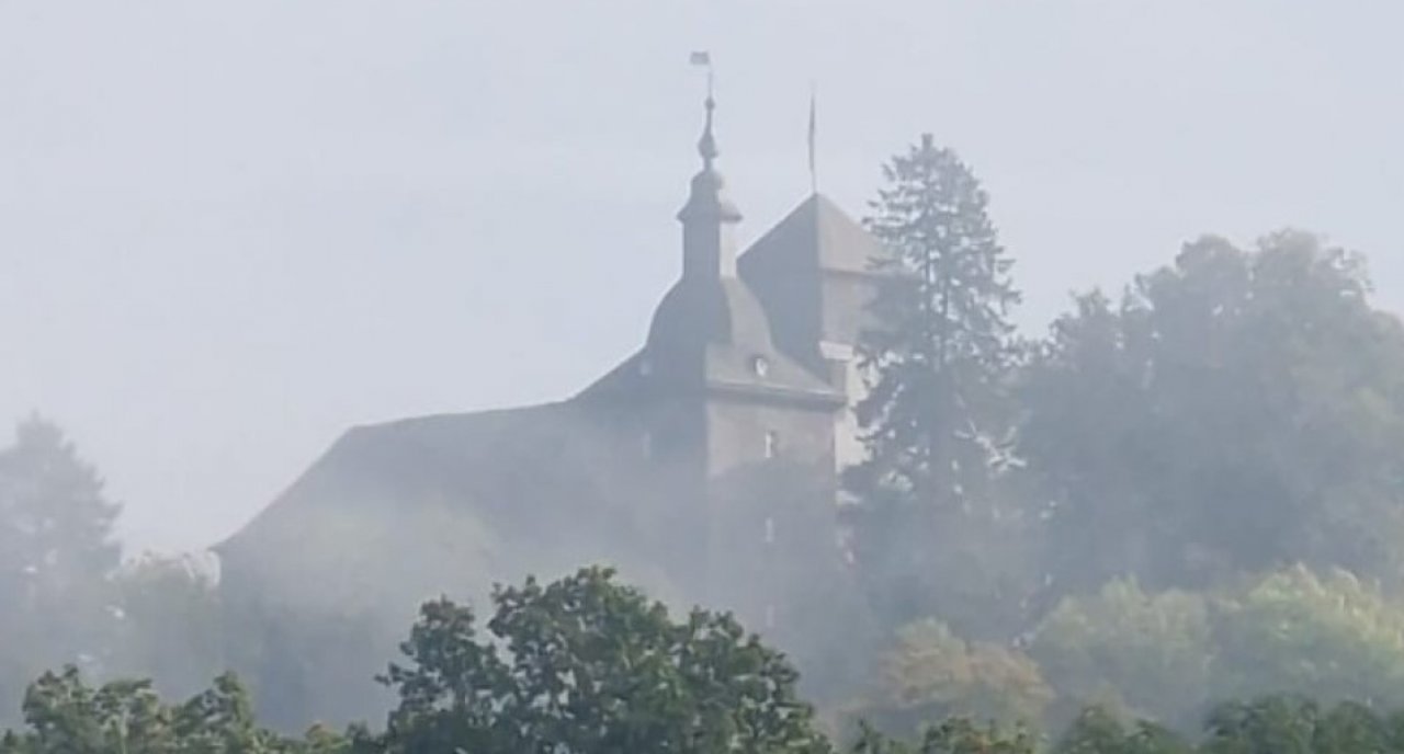 Burg Schnellenberg im Nebel. von Daniel Schober