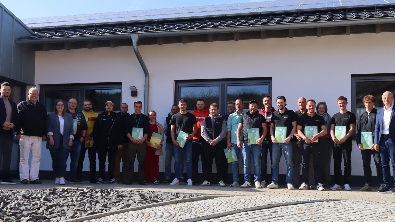 Die Teilnehmer der Weiterbildungslehrgänge im AWZ Bau in Kreuztal freuen sich über den erfolgreichen Abschluss. von Rebecca Dalhoff