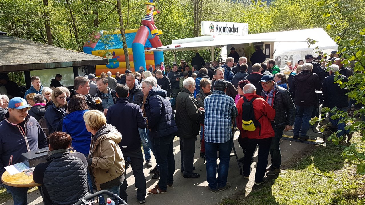 Am Saßmicker Maigrill ist immer viel los. von privat