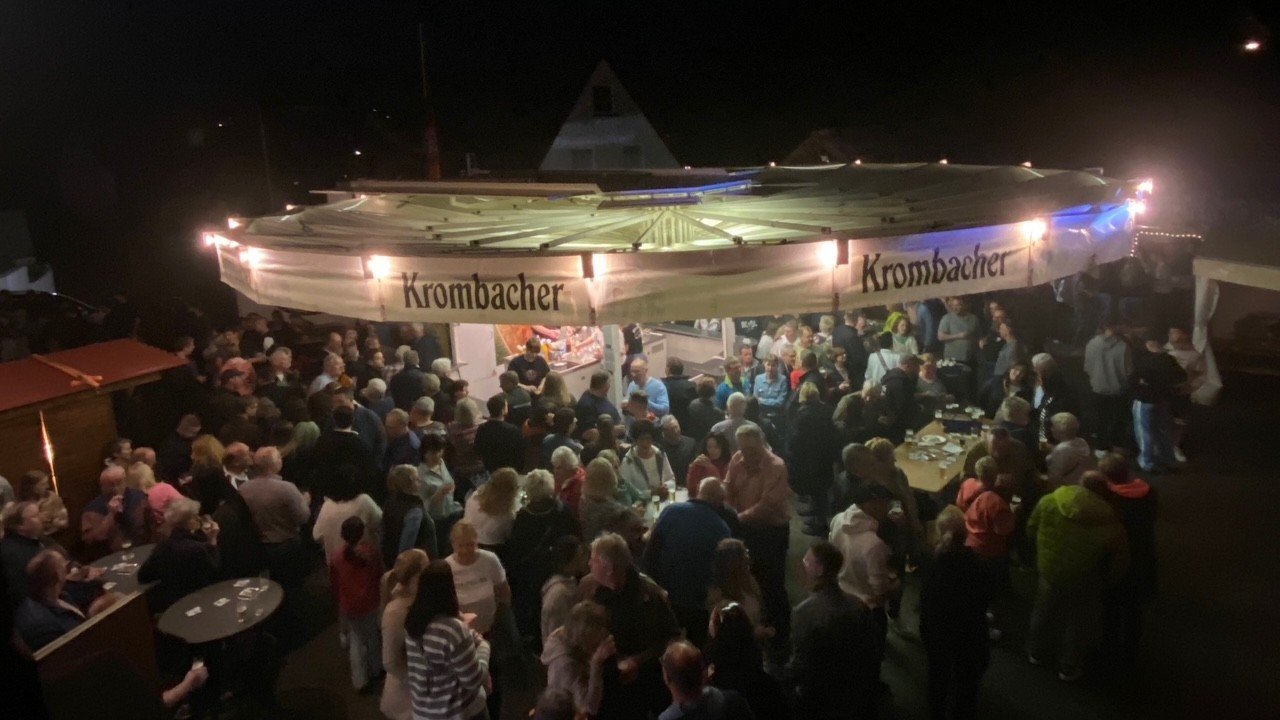 Beim Maifest des Musikzuges Bergerhof trifft sich Jung und Alt unter der alten Schule in Bergerhof. von privat