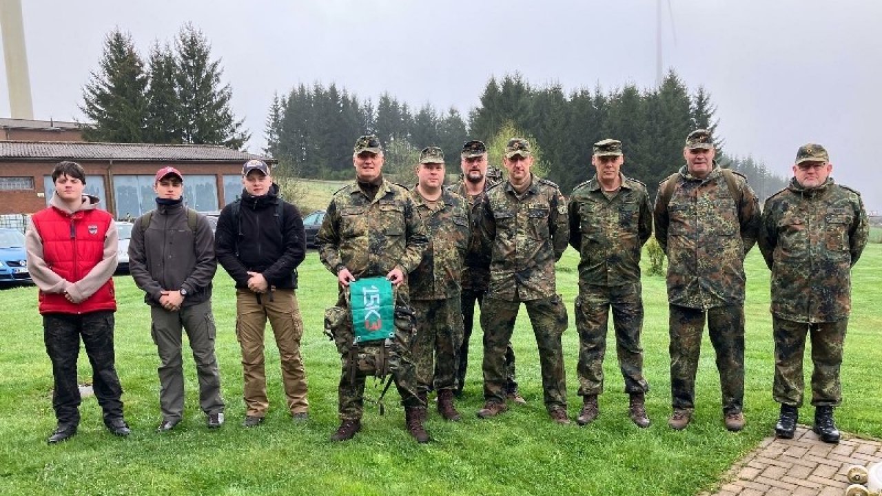 Beim 15 Kilometer langen Gedenkmarsch erinnern die Reservisten an die gefallenen und verletzten Soldaten. von privat