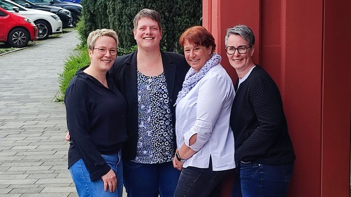 Laden ins Café Zuversicht ein (v.l.): Katrin Arens (Camino Ehrenamt), Nadine Müller...