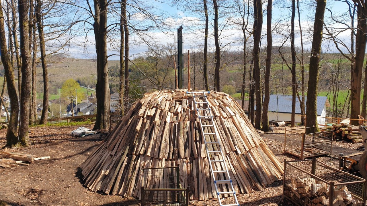 In Hülschotten wird im Wald oberhalb der Schützenhalle ein Meiler errichtet. Das Anzünden am Dienstag, 29. April, markiert den Startschuss für die programmreiche Meilerwoche. von privat