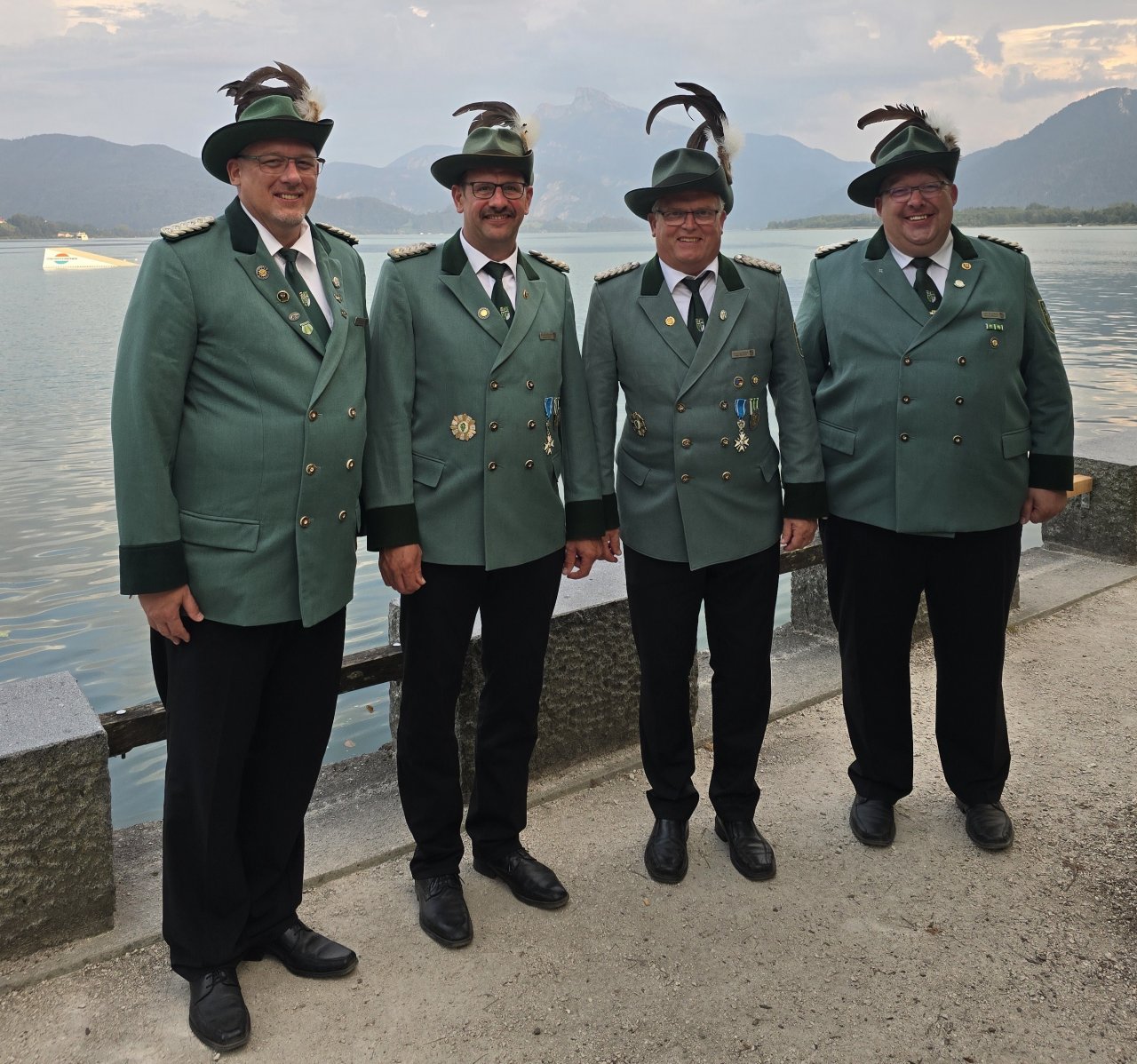 Martin Wenzel (r.) mit dem stellvertretenden Kreisgeschäftsführer André Pfau und den Ehrenmitgliedern Christian Schulte (2.v.l.) und Ludger Maiworm beim Europaschützenfest in Mondsee. von privat