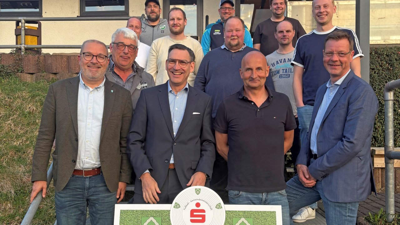 Schirmherr und Bürgermeister Achim Henkel, Frank Nennstiel (stellvertr. Vostandsmitglied der Sparkasse Mitten im Sauerland), Marko Sasse (Vorsitzender der ARGE Fussball) und Edgar Tiggemann (Vorsitzender Gemeindesportverband), (erste Reihe v.l.) freuen sich mit den Vertretern der Sportvereine der Gemeinde Finnentrop auf die Fußball-Gemeindemeisterschaft. von Sparkasse Mitten im Sauerland
