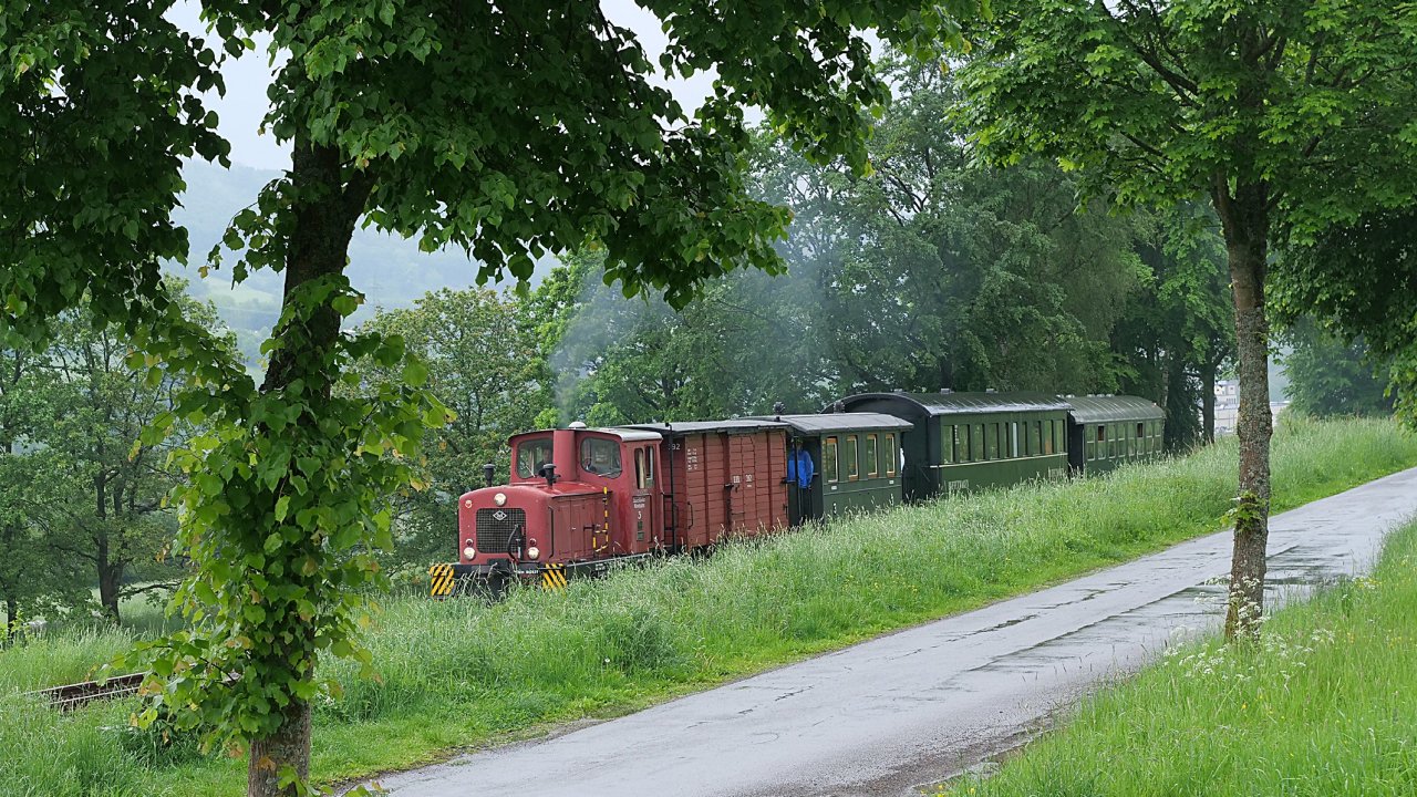 Der Eisenbahnbetrieb auf der Sauerländer Kleinbahn und am herausgeputzten Denkmal-Bahnhof startet am 4. Mai. Für die Saisoneröffnung wurden die Gleise repariert. von Stefan Aschauer-Hundt