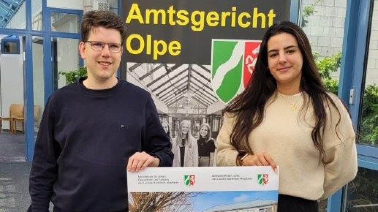 Betreuungsrichter Dr. André Stahl und die Justizbeschäftigte Mirela Delic als Mitarbeiterin der Betreuungsabteilung freuen sich auf viele Besucher bei der Infoveranstaltung im Amtsgericht Olpe. von privat