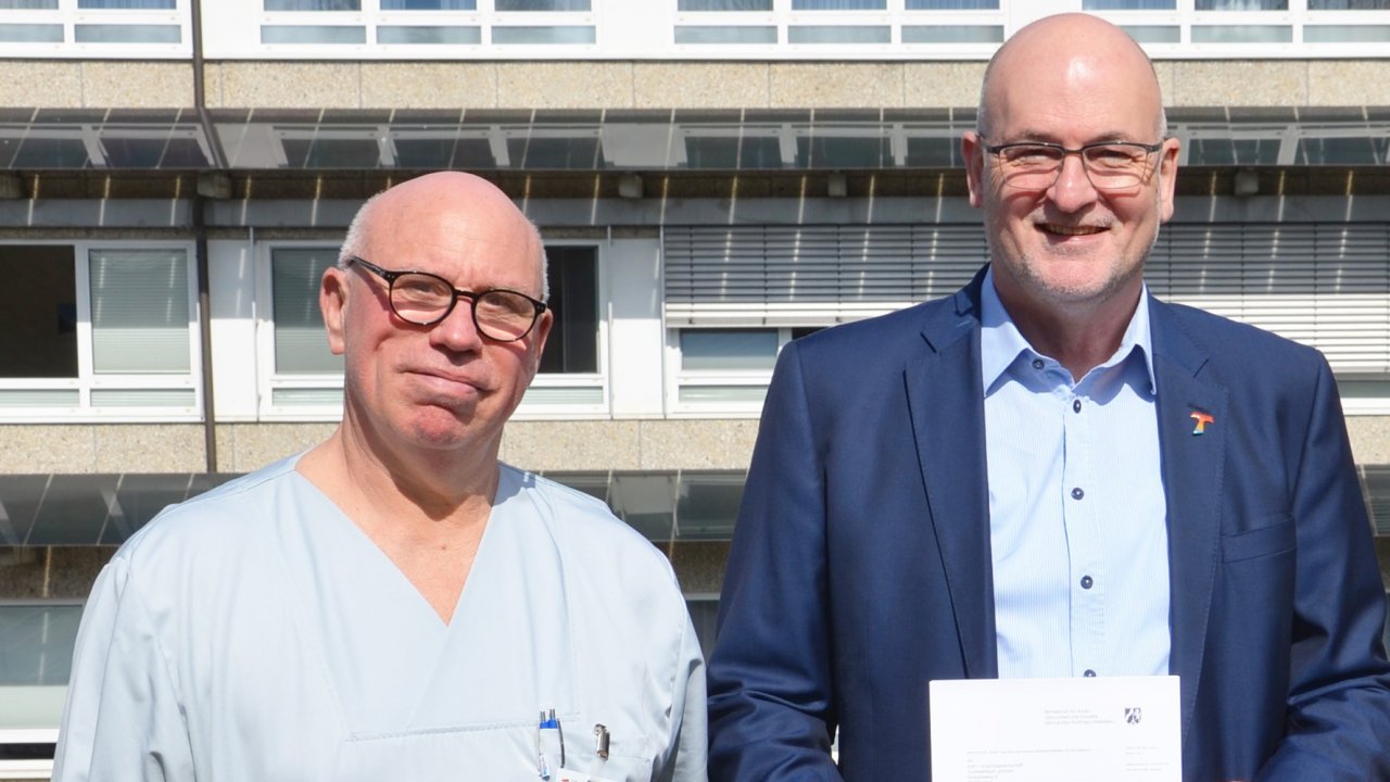 Freuen sich über die Förderung: Dr. Jürgen Schwickerath (Chefarzt der Frauenklinik) und Geschäftsführer Dr. Gereon Blum (v.l.). von GFO Kliniken Südwestfalen/Michael Sauer