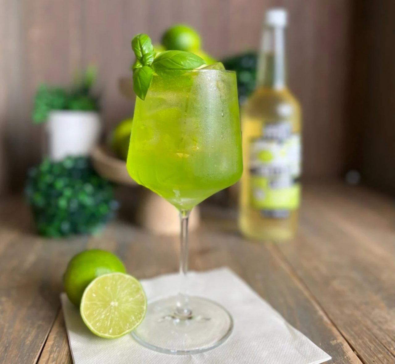 Einen köstlichen „Basil Spritz“ gefälligst? Gabriel Bazaga Mena zeigt euch, wie es geht. von Landhotel Voss