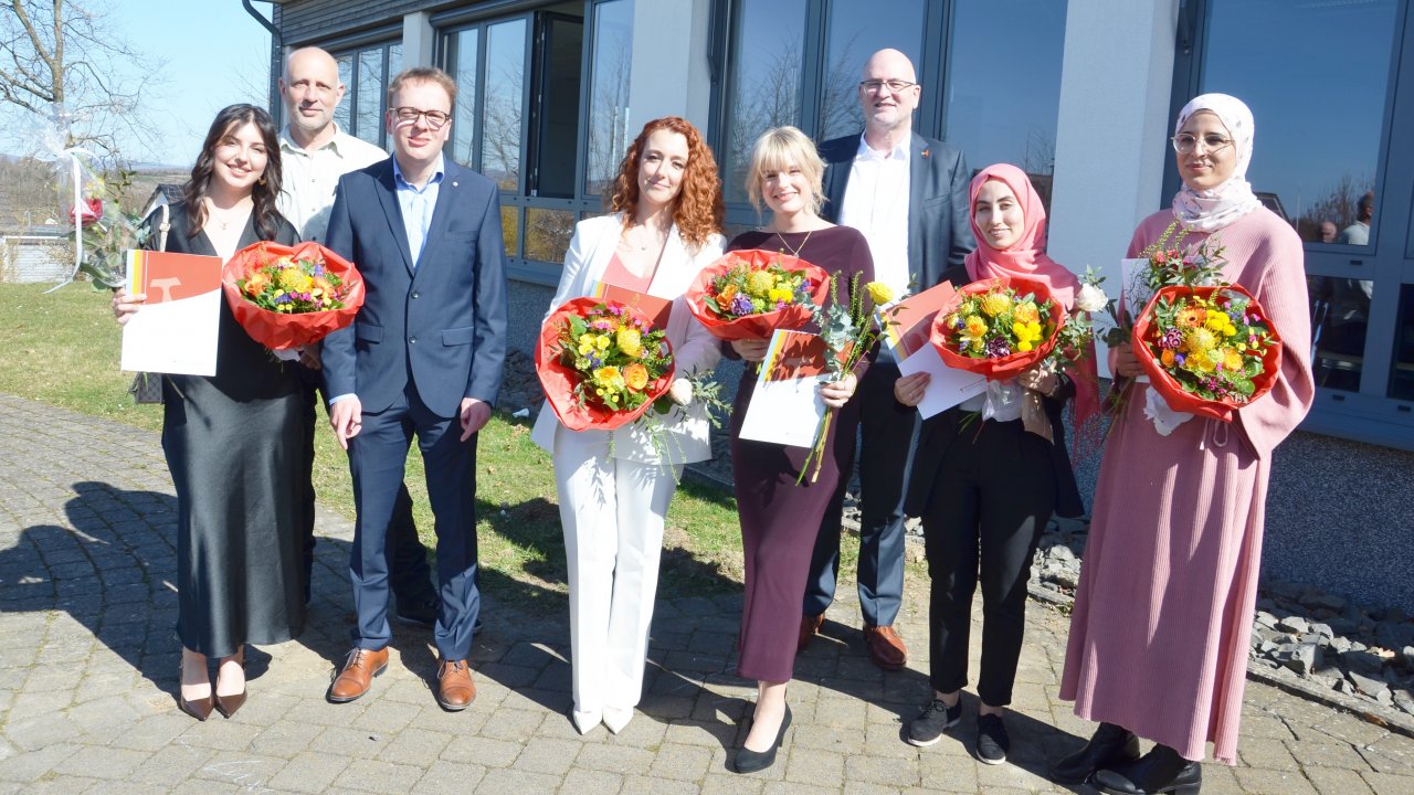 Die jungen Pflegekräfte freuten sich mit gemeinsam mit Winfried Schönauer, Fachbereichsleiter stationäre Altenhilfe bei der GFO (2.v.l.), und Dr. Gereon Blum, Geschäftsführer der GFO Kliniken Südwestfalen (3.v.r.). von GFO Kliniken Südwestfalen/Michael Sauer