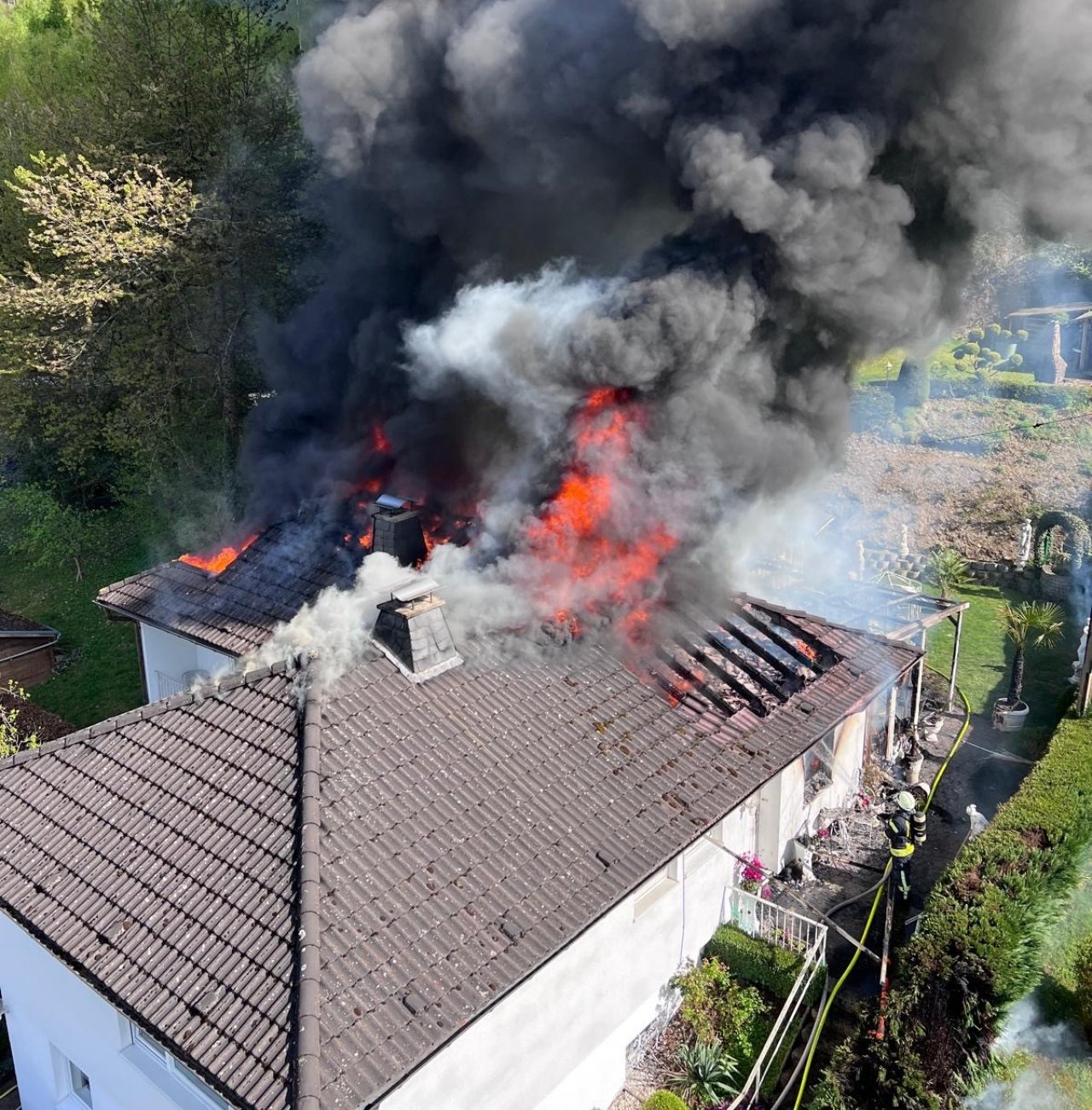 Eine dicke, schwarze Rauchwolke hatte sich am Sonntagnachmittag, 27. April, über Meggen gebildet: Ein Einfamilienhaus „In der Grüne“ stand in Flammen. von Feuerwehr Lennestadt